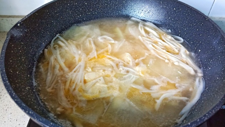 冬瓜鸡蛋汤,等到汤汁煮五分钟左右，淋入鸡蛋液。