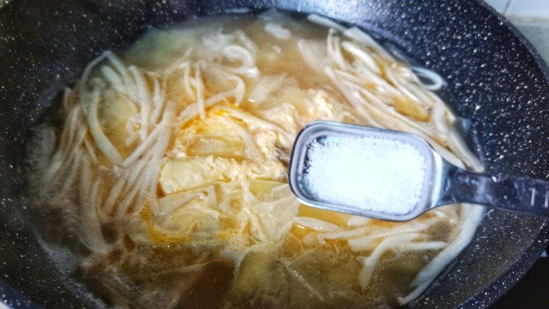 冬瓜鸡蛋汤,加一点点盐调味。