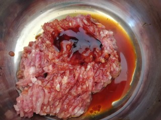 猪肉白菜水饺,剁好的肉馅放入一个干净容器里，放料酒+蚝油+生抽+炸好的料油。