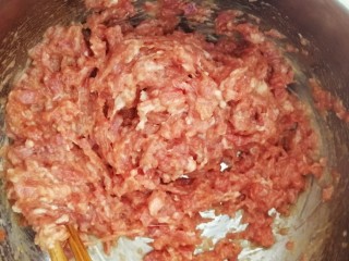 猪肉白菜水饺,顺时针搅拌上劲。