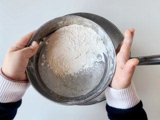 蓝莓奶油华夫饼，和孩子一起做！,把低筋面粉、玉米淀粉和泡打粉混合，过筛到混合好的液体食材中。