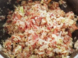 猪肉白菜水饺,加一小勺盐，一个方向搅拌均匀。