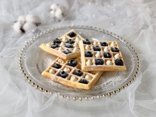 蓝莓奶油华夫饼，和孩子一起做！,像棋盘，有颜值又好吃！