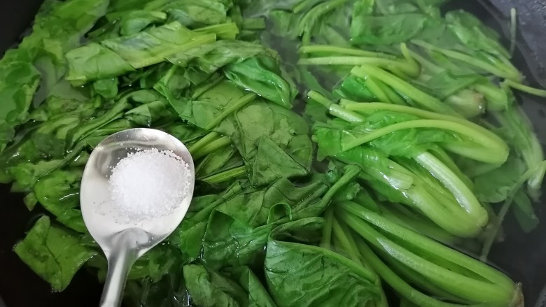 鸭血炒菠菜,加入一勺盐去除菠菜的草酸