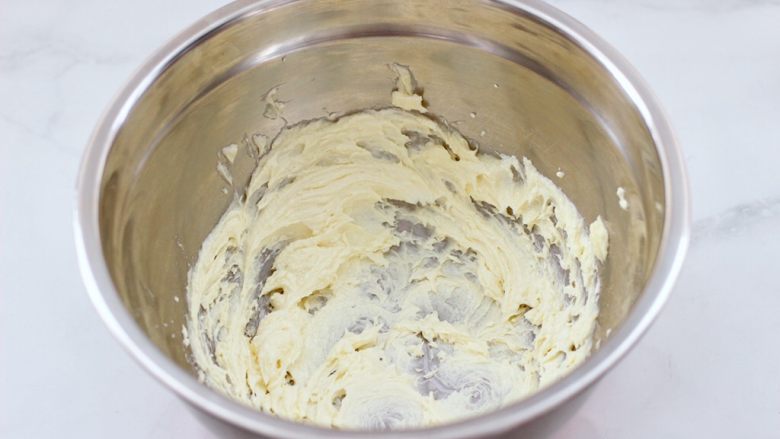 巧克力玛格丽特饼干,用电动打蛋器打发至蓬松乳白色的时候。