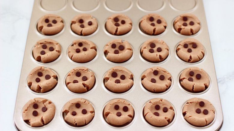巧克力玛格丽特饼干,每个面胚中放入3个耐高温的巧克力。