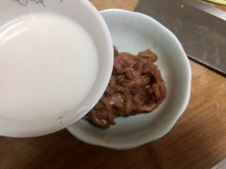 香辣肉丝,加入一汤匙水淀粉，抓拌均匀，让肉丝吸收水淀粉