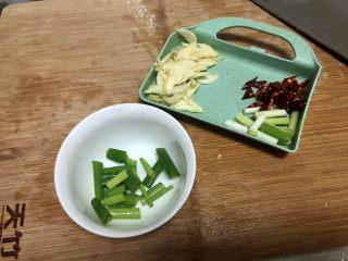 香辣肉丝,改刀：小葱分葱白葱绿切段，姜切丝，蒜切片，干辣椒切丝，