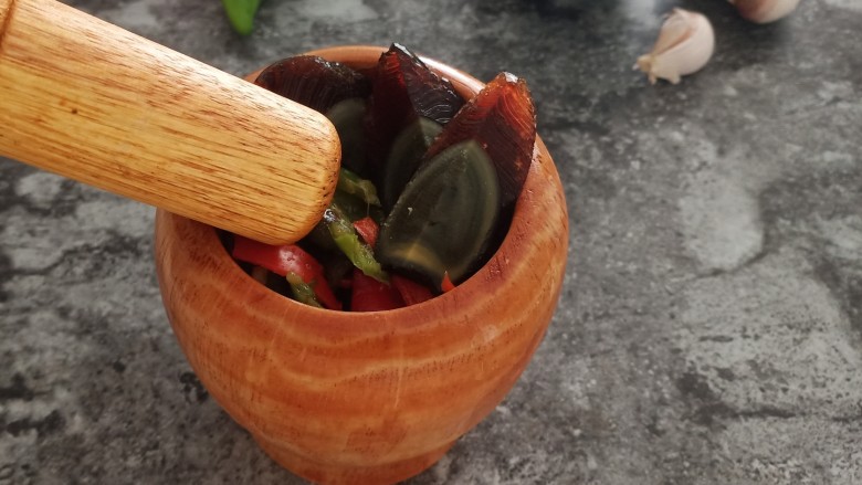 青椒皮蛋,吃的时候再用捣蒜锤捣一捣，让皮蛋和青椒混合在一起