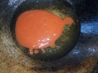 茄汁草鱼片,炒锅留底油，放入番茄酱小火炒。