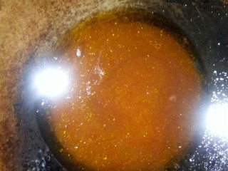 茄汁草鱼片,加水翻炒均匀。