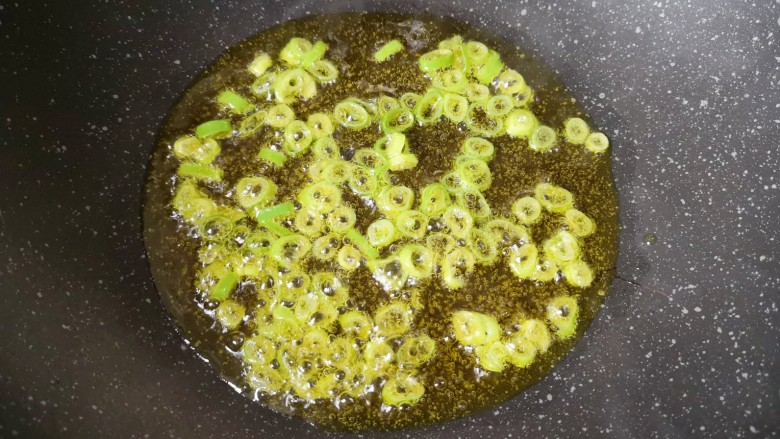 冬瓜鸡蛋汤,炒锅内倒适量的食用油烧热，下入葱叶碎炝香。