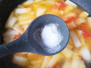 冬瓜鸡蛋汤,放盐调味。