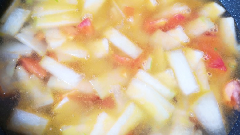 冬瓜鸡蛋汤,加入纯净水烧开。