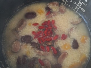 红枣南瓜粥,煮到还有6分钟的时候开盖放入枸杞