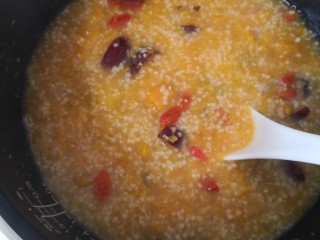 红枣南瓜粥,粥好了，用勺子搅匀就可以食用了。