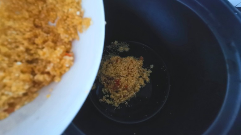 红枣南瓜粥,取一个炖锅倒入清洗好的小米