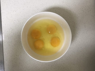 爆浆芝士厚蛋烧,鸡蛋打入碗中