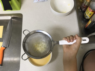 爆浆芝士厚蛋烧,过筛一下蛋液（此步骤不可省略，小泡泡会影响成品的口感)