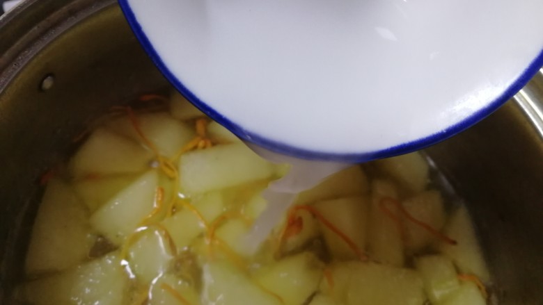 冬瓜鸡蛋汤,加入薄薄水淀粉，文火煮开。