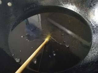 辣椒油,文火把油烧热至8成热，稍微冒烟，插入筷子冒小泡就可以了，关火。