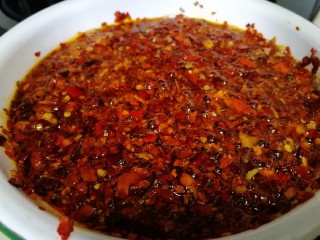 辣椒油,把4成热的油一勺一勺的均匀的淋在上面。