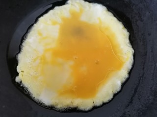 冬瓜鸡蛋汤,锅内放油烧热倒入蛋液