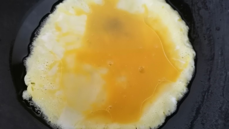 冬瓜鸡蛋汤,锅内放油烧热倒入蛋液