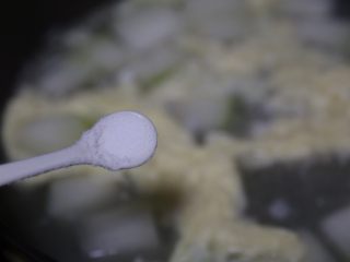 冬瓜鸡蛋汤,最后调入适量盐