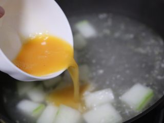 冬瓜鸡蛋汤,接着倒入鸡蛋液
