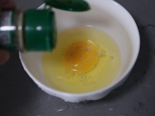 冬瓜鸡蛋汤,调入少许胡椒粉