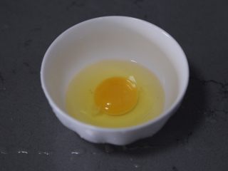 冬瓜鸡蛋汤,鸡蛋打入碗中