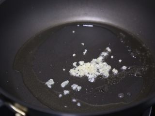 冬瓜鸡蛋汤,锅里放入少许油，爆香蒜末