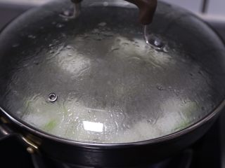 冬瓜鸡蛋汤,盖上盖子，转小火焖煮约7、8分钟