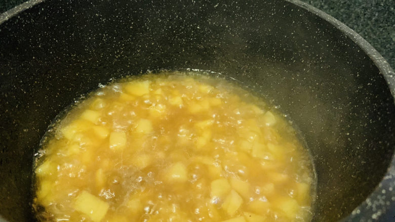 红烧土豆,大火煮开，调中小火焖煮十五分钟