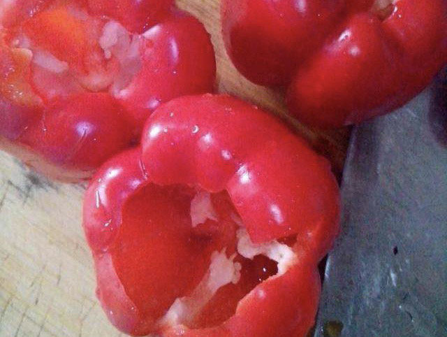 蒜蓉茄子,红椒也跟青椒一样切成小丁。