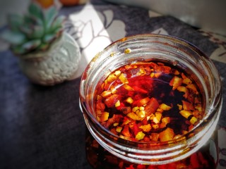 辣椒油,油凉后盛入干净的玻璃瓶，密封冷藏保存。