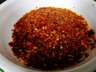 辣椒油,油温降至6成热，淋两大勺油，油变红色，搅拌均匀，超级香了。