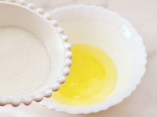 杏仁费南雪,鸡蛋清放入容器里，加入白糖。