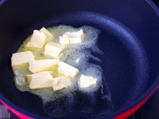杏仁费南雪,锅中放入软化的黄油，全程要小火。