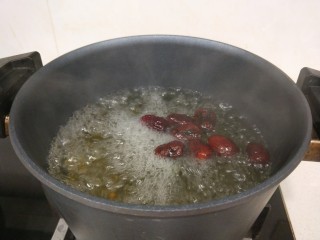 红枣南瓜粥,加入绿豆大枣煮开。