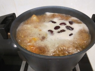 红枣南瓜粥,熬制黏稠即可。