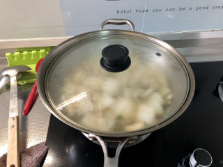 冬瓜鸡蛋汤,转小火，加盖，炖煮四五分钟到冬瓜透明