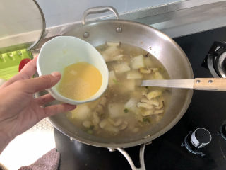 冬瓜鸡蛋汤,转中大火，淋入蛋液，搅拌一下