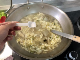 冬瓜鸡蛋汤,尝下咸淡，根据个人口味添加少许盐定味，即可关火