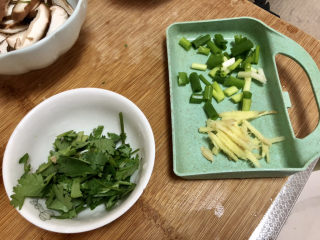 冬瓜鸡蛋汤,改刀：小葱切小段，姜切丝，香菜切碎