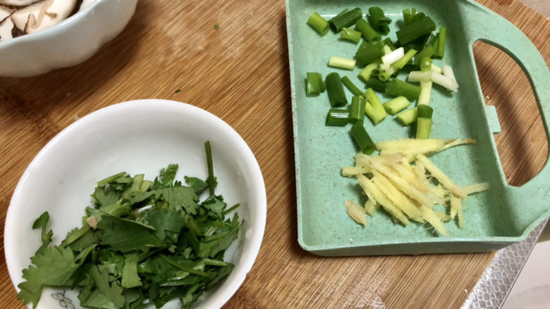 冬瓜鸡蛋汤,改刀：小葱切小段，姜切丝，香菜切碎