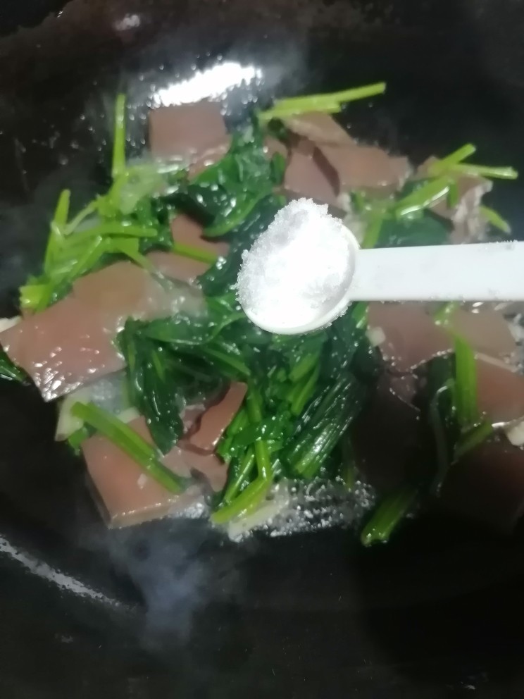 鸭血炒菠菜,加适量盐继续翻炒。