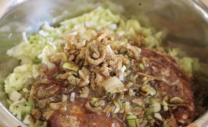 猪肉白菜水饺,再来一点盐，一开始新手建议少量放一点，搅拌均匀后试试咸淡再酌量添加。