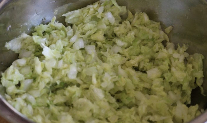 猪肉白菜水饺,沙过水的大白菜略微有点咸味，不过没关系，只要后面调味的时候控制一下盐分的加入即可。